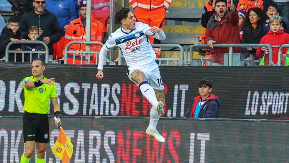 epa11776799 Atalanta's Nicolo Zaniolo celebrates after scoring the 0-1 goal during the Italian Serie A soccer match between Cagliari Calcio and Atalanta BC, in Cagliari, Italy, 14 December 2024.  EPA/FABIO MURRU