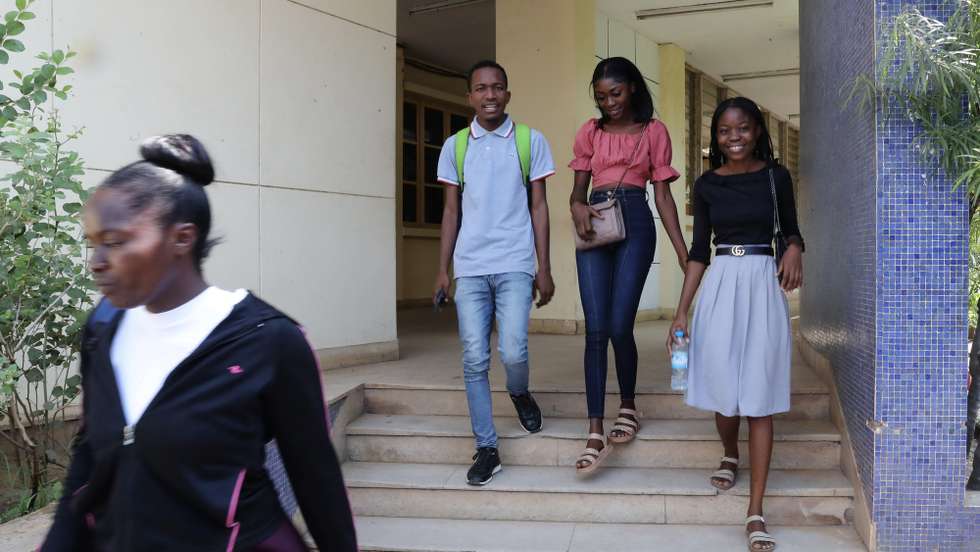 Estudantes angolanos do ensino superior na Faculdade de Ciências Sociais da Universidade Agostinho Neto em Luanda, Angola, 29 de maio de 2023. Os alunos mostraram-se hoje satisfeitos pelo retorno às aulas, depois de período longo de paralisação, que exigirá da sua parte esforço maior para reterem o semestre em um mês, apelando entendimento entre as partes. Os professores do ensino superior público retomaram as aulas na sexta-feira, três meses depois de uma greve, iniciada em fevereiro, para reivindicar melhores salários, condições de trabalho e do ensino no país. AMPE ROGÉRIO/LUSA