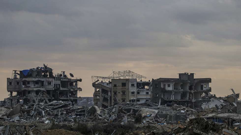 epa11884940 Destroyed buildings after the withdrawal of Israeli troops from the Netzarim Corridor, central Gaza Strip, 09 February 2025. The Israeli military on 09 February withdrew from the key corridor of Netzarim dividing the Gaza Strip, amid the ongoing ceasefire agreement between Israel and Hamas.  EPA/MOHAMMED SABER