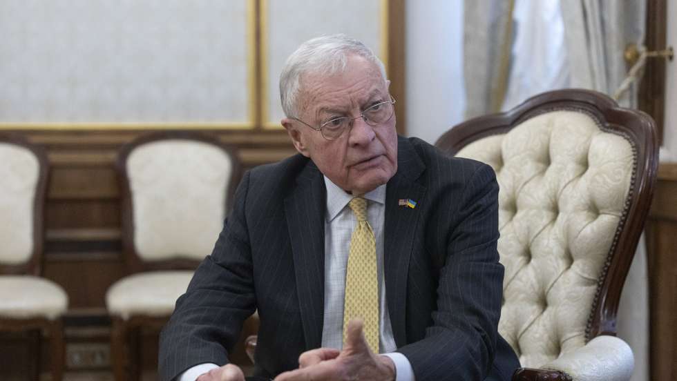 epa11907659 A handout picture made available by the Presidential Press Service shows US Special Presidential Envoy for Russia and Ukraine Keith Kellogg attends his meeting with Ukraine's Head of the Presidential Office of Ukraine Andriy Yermak in Kyiv, Ukraine, 19 February 2025. Keith Kellogg arrived in Ukraine to meet with senior Ukrainian officials amid the ongoing Russian invasion.  EPA/PRESIDENTIAL PRESS SERVICE HANDOUT HANDOUT    HANDOUT EDITORIAL USE ONLY/NO SALES