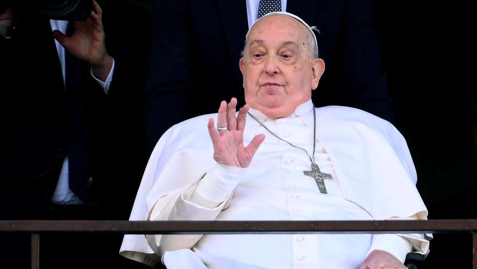 epa11982887 Pope Francis (front) greets and blesses the faithful from the balcony of the Gemelli hospital where has been hospitalized, in Rome, Italy, 23 March 2025. Pope Francis will be discharged on 23 March with a prescription for at least two months of convalescence after spending more than five weeks in the hospital for bilateral pneumonia.  EPA/ETTORE FERRARI