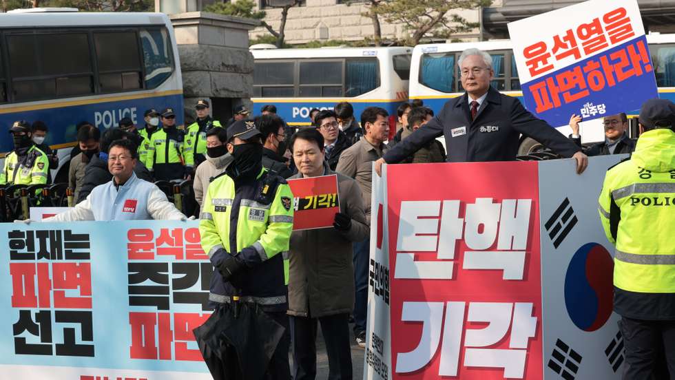 epa12002109 Officials from the ruling People Power Party stage a rally to call for the court to reject an opposition-led motion to impeach President Yoon Suk Yeol in connection with his short-lived imposition of martial law in December 2024, with those from the opposition bloc including the main opposition Democratic Party holding up banners saying "Immediately Remove Yoon from Office", in front of the Constitutional Court in Seoul, South Korea, 01 April 2025.  EPA/YONHAP SOUTH KOREA OUT