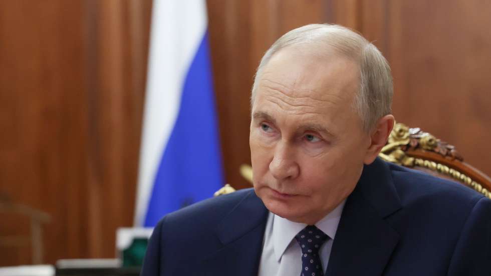 epa12022572 Russian President Vladimir Putin meets with DOM.RF CEO Vitaly Mutko, at the Kremlin in Moscow, Russia, 10 April 2025. DOM.RF is one of Russia's most important development institutions in the field of housing construction.  EPA/VYACHESLAV PROKOFYEV / SPUTNIK / KREMLIN POOL MANDATORY CREDIT