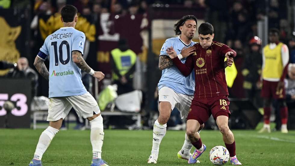 epa12030597 Roma's Matias Soule (R) in action against Lazio's Luca Pellegrini (L) during the Serie A soccer match between SS Lazio and AS Roma at the Olimpico stadium in Rome, Italy, 13 April 2025.  EPA/Riccardo Antimiani