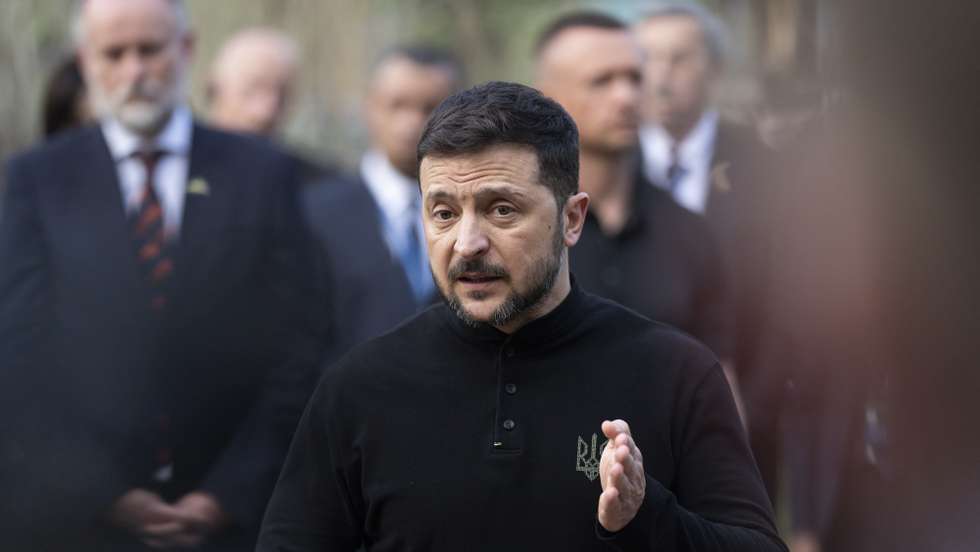 epa12055152 Ukrainian President Volodymyr Zelensky speaks to the media during a visit to the site of a Russian missile strike on a residential area in Kyiv, Ukraine, 25 April 2025, amid the Russian invasion. At least 12 people were killed and 87 others injured after a Russian combined attack with drones and rockets of different types in Kyiv on 24 April 2025, Ukrainian authorities said. Zelensky claimed the Russian missile that struck the Kyiv residential area was supplied by North Korea.  EPA/STRINGER
