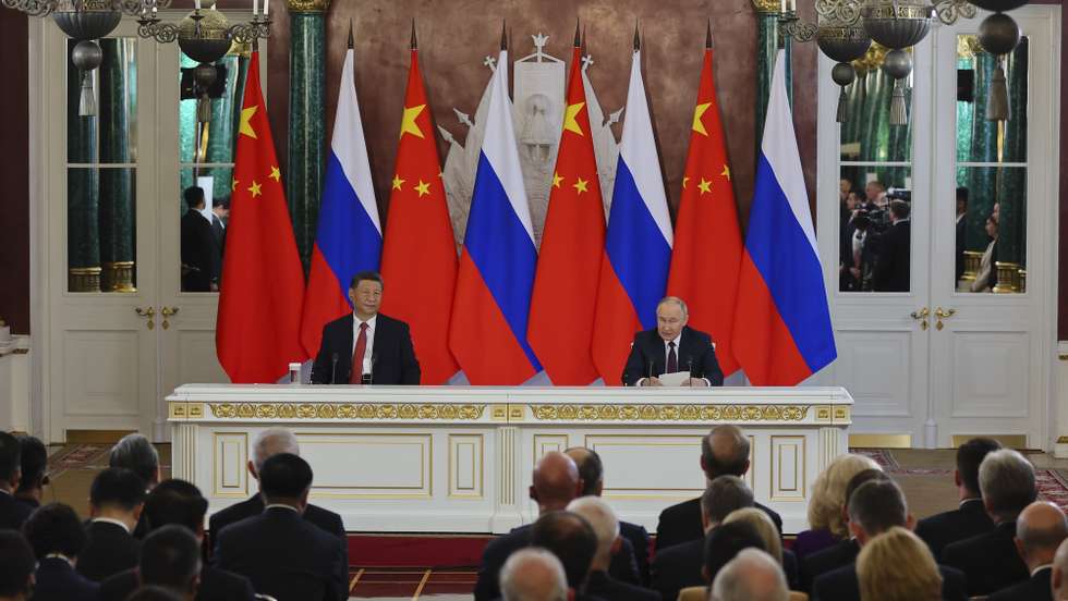 epa12083458 Russian President Vladimir Putin (R) and Chinese President Xi Jinping attend a signing documents ceremony at the Kremlin in Moscow, Russia, 08 May 2025 Russia will mark the 80th anniversary of the victory in World War II over Nazi Germany and its allies on 09 May.  EPA/YURI KOCHETKOV
