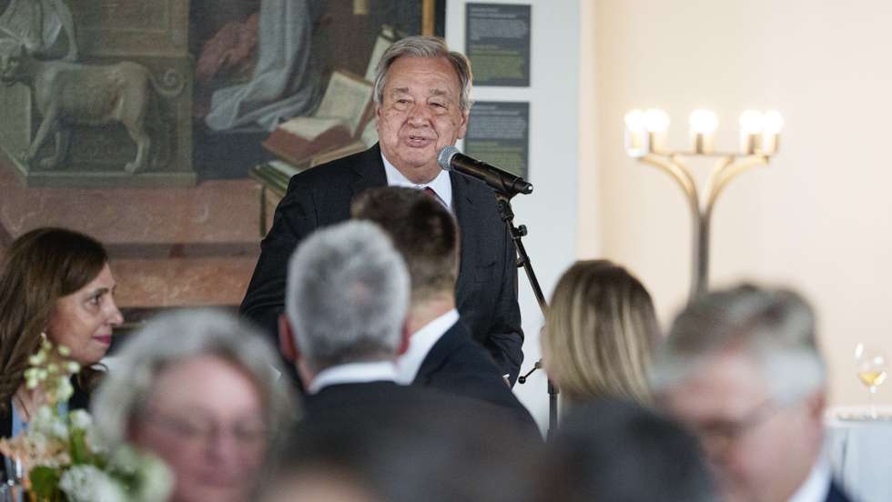 epa12081667 UN Secretary-General Antonio Guterres speaks during an official dinner hosted by Danish King Frederik X and Queen Mary for the Chief Executives Board, the UN system's highest leadership and coordination body, at Kronborg Castle in Helsingor, Denmark, 07 May 2025.  EPA/LISELOTTE SABROE  DENMARK OUT