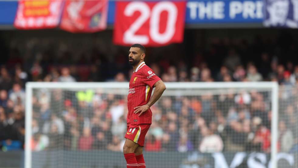 epa12073644 Mohamed Salah of Liverpool looks on during the English Premier League match between Chelsea FC and Liverpool FC in London, Great Britain, 04 May 2025.  EPA/NEIL HALL EDITORIAL USE ONLY. No use with unauthorized audio, video, data, fixture lists, club/league logos, 'live' services or NFTs. Online in-match use limited to 120 images, no video emulation. No use in betting, games or single club/league/player publications.