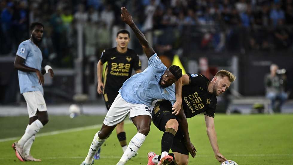 epa11608729 Verona's Casper Tengstedt (R) in action against Lazio's Nuno Tavares (L) during the Serie A soccer match between SS Lazio and Hellas Verona at the Olimpico stadium in Rome, Italy, 16 September 2024.  EPA/RICCARDO ANTIMIANI