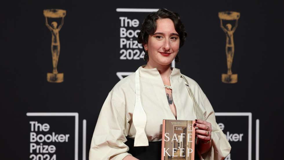 epa11717160 Shortlisted Dutch author Yael van der Wouden holds a copy of her book 'The Safekeep' at the 2024 Booker Prize ceremony in London, Britain, 12 November 2024.  EPA/ANDY RAIN