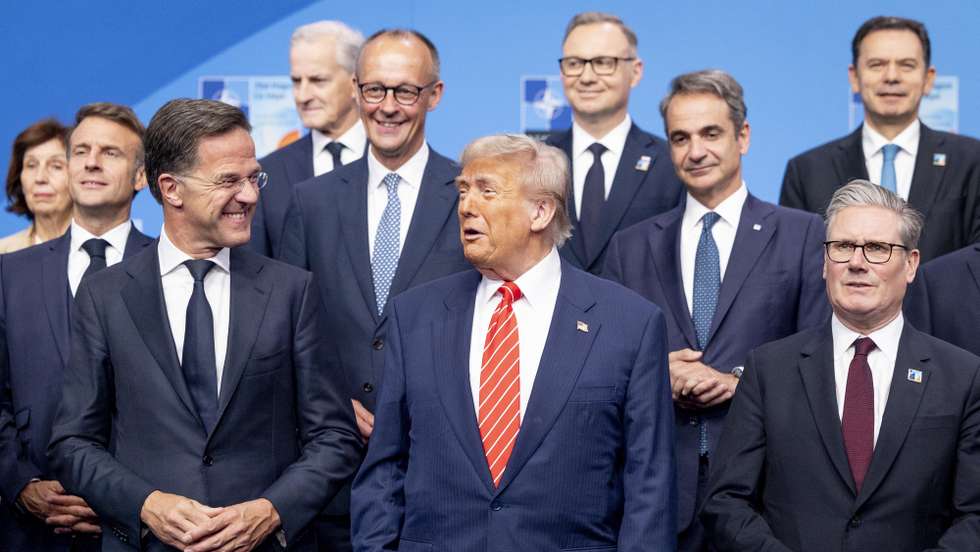 Luís Montenegro na cimeira da NATO ao lado de Donald Trump