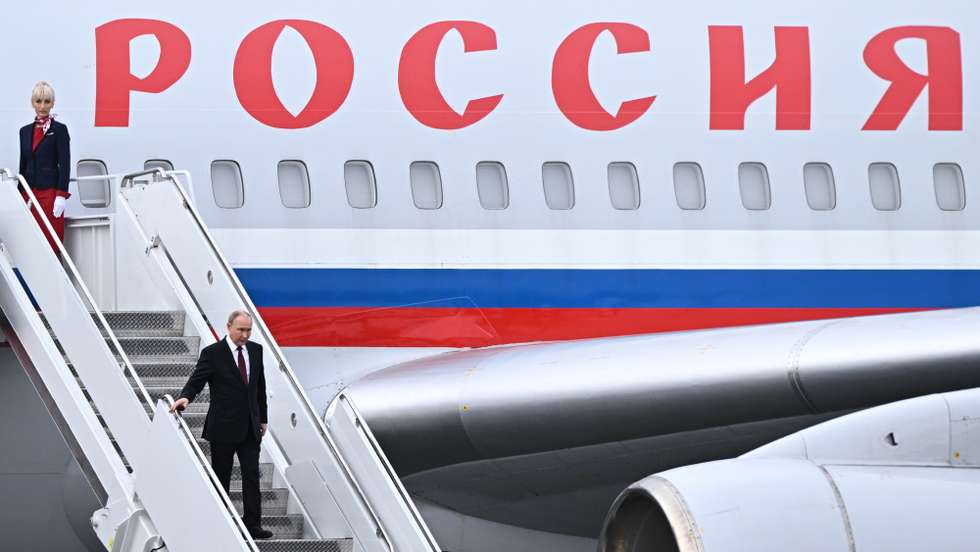 epa12303525 Russian President Vladimir Putin disembarks from the Ilyushin Il-96-300 aircraft of the Rossiya Special Flight Squadron upon arrival at Joint Base Elmendorf-Richardson ahead of his meeting with U.S. President Donald Trump in Anchorage, Alaska, USA, 15 August 2025.  EPA/SERGEY BOBYLEV/SPUTNIK/KREMLIN POOL / POOL MANDATORY CREDIT