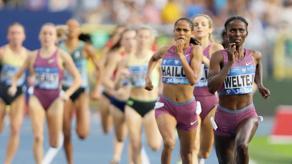 epa11564590 Diribe Welteji (R) of Ethiopia competes in the women's 1500m event during the Diamond League atletics meeting - Kamila Skolimowska Memorial, at the Silesian Stadium in Chorzow, southern Poland, 25 August 2024.  EPA/Jarek Praszkiewicz POLAND OUT