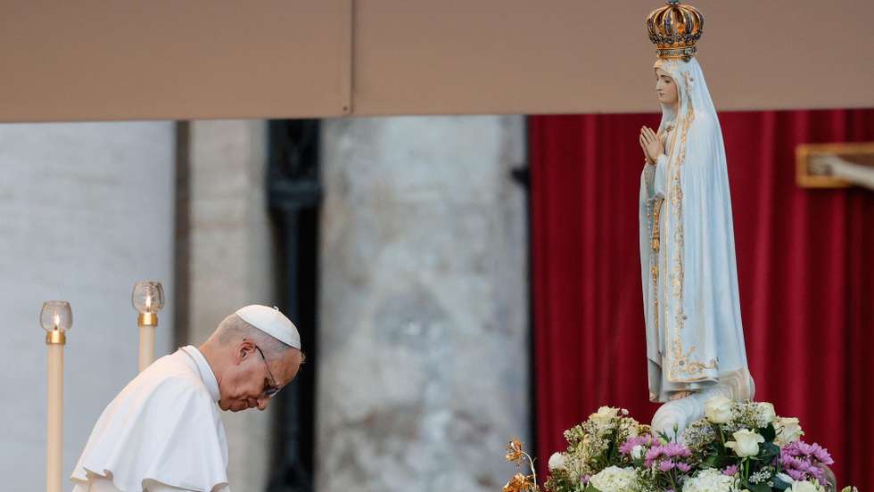 epaselect epa12447183 Pope Leo XIV presides over the Prayer Vigil and Rosary for Peace - Jubilee of Marian Spirituality in Saint Peter's Square, Vatican City, 11 October 2025.  EPA/GIUSEPPE LAMI