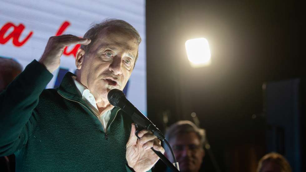 O candidato do Partido Social Democrata (PSD) à Câmara Municipal de Vila Nova de Gaia, Luís Filipe Menezes, faz o discurso de vitória com apoiantes na sede de campanha na noite eleitoral das eleições Autárquicas 2025, em Vila Nova de Gaia, 13 de outubro de 2025. Mais de 9,3 milhões de eleitores podem votar nas eleições autárquicas em Portugal, a 12 de outubro de 2025. RUI MANUEL FARINHA/LUSA