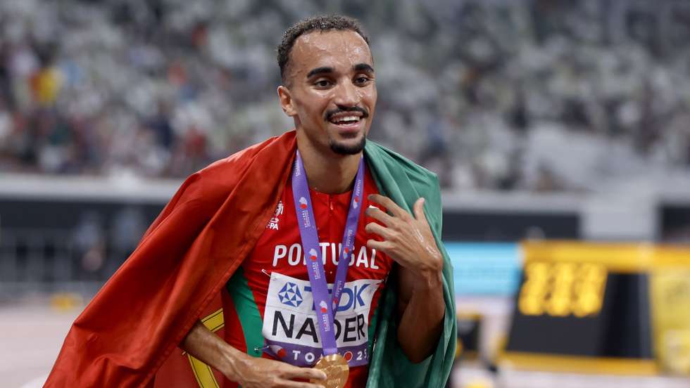epa12384956 Isaac Nader of Portugal celebrates after winning gold in the Men's 1500m final at the World Athletics Championships 2025 in Tokyo, Japan, 17 September 2025.  EPA/KIYOSHI OTA