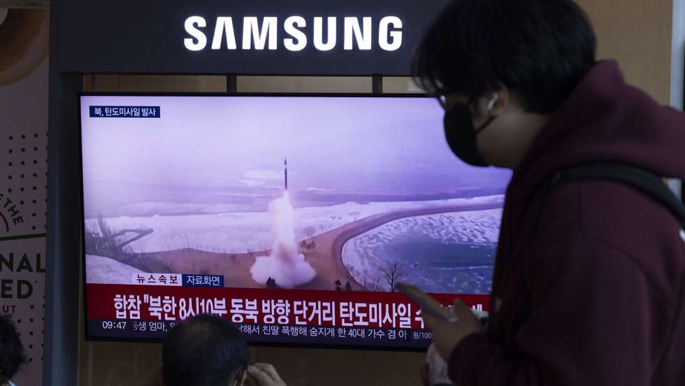 epa12471628 People watch the news at a station in Seoul, South Korea, 22 October 2025. According to South Korea’s Joint Chiefs of Staff (JCS), North Korea launched several ballistic missiles toward the east on 22 October.  EPA/JEON HEON-KYUN