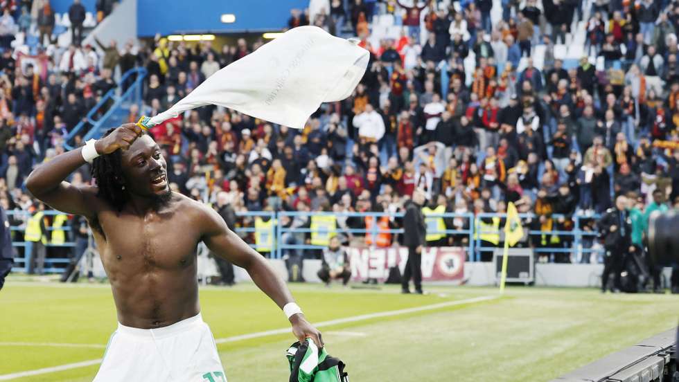 epa12484349 Roma's Manu Kone throws his shirt to the fans after the Italian Serie A soccer match between US Sassuolo and AS Roma in Reggio Emilia, Italy, 26 October 2025.  EPA/ELISABETTA BARACCHI