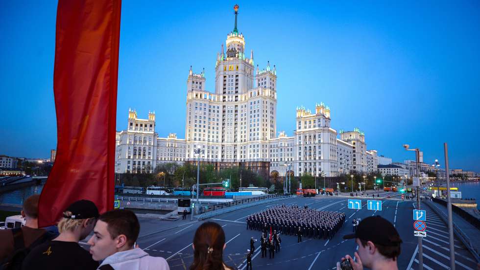epa12932444 People watch as Russian servicemen march during preparations for a rehearsal of the annual military parade ahead of Victory Day celebrations in downtown Moscow, Russia, 04 May 2026. Russia is preparing to mark the 81st anniversary of Nazi Germany's unconditional surrender in World War II (WWII). A foot column of military personnel will take part in the Victory Day parade on Red Square. Due to the operational situation, military equipment will not be included. Suvorov and Nakhimov cadets will not participate in the parade this year, the Russian Ministry of Defense announced.  EPA/MAXIM SHIPENKOV