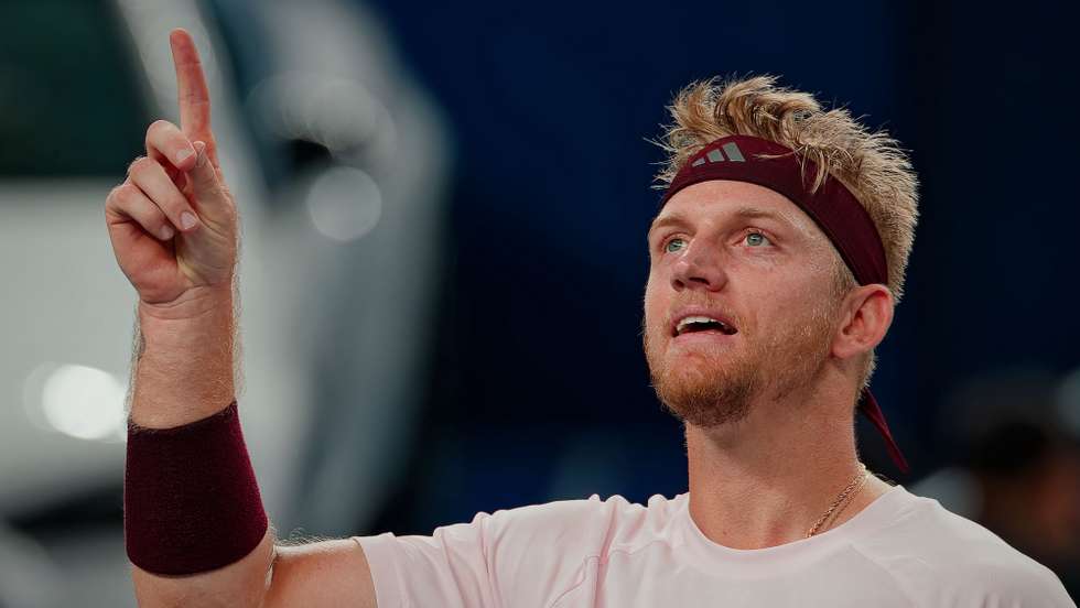 epa13310883 Alejandro Davidovich Fokina of Spain celebrates after winning his Men's Singles semi-finals match against Alexander Zverev of Germany at the Shanghai Masters tennis tournament in Shanghai, China, 17 October 2026.  EPA/ALEX PLAVEVSKI