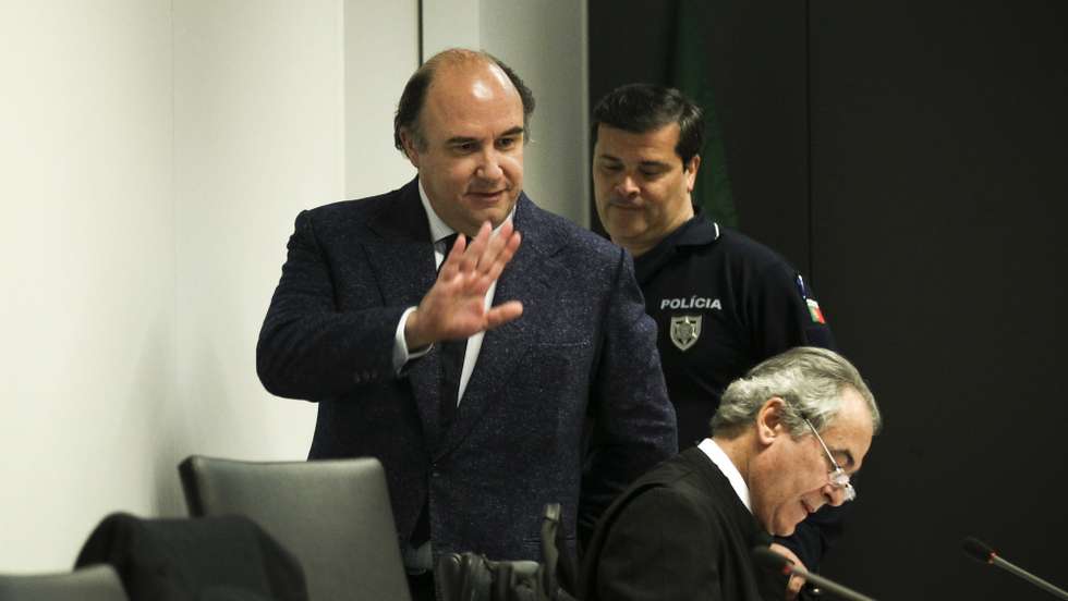 Julgamento de Vale e Azevedo voltou a ser adiado, pela quarta vez