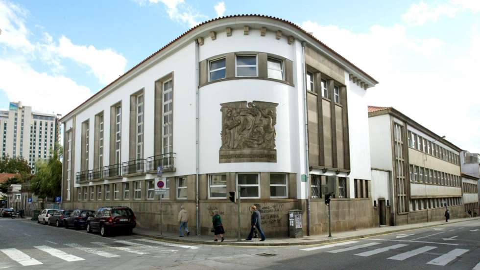 Professores da escola António Arroio colocaram nas grades do estabelecimento de ensino dezenas de cartazes com perfis de docentes das escolas artísticas António Arroio (Lisboa) e Soares dos Reis (Porto) e frases que mostram a precariedade destes docentes