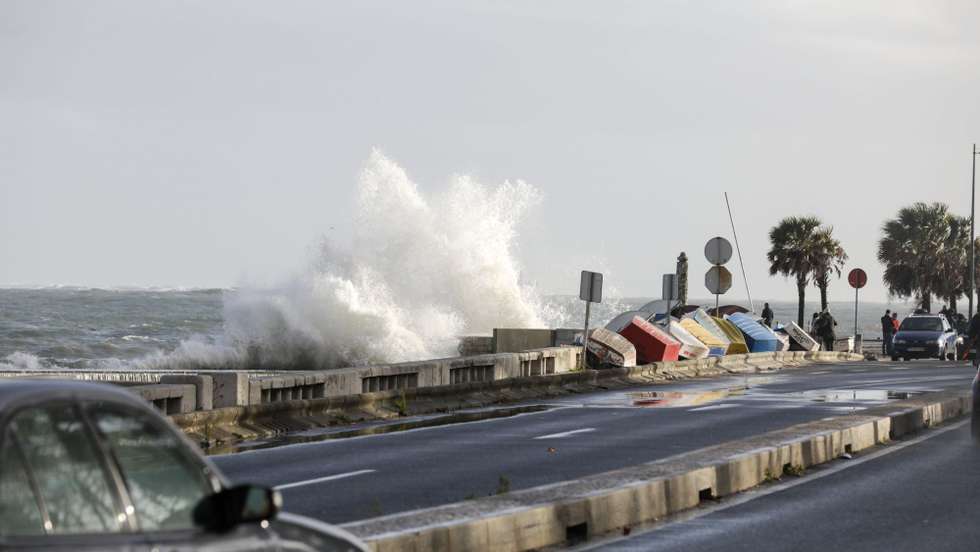 A Marginal de Cascais (Estrada Nacional 6) faz a ligação entre a vila de Cascais e Lisboa, e atravessa os concelhos de Cascais, Oeiras e Lisboa
