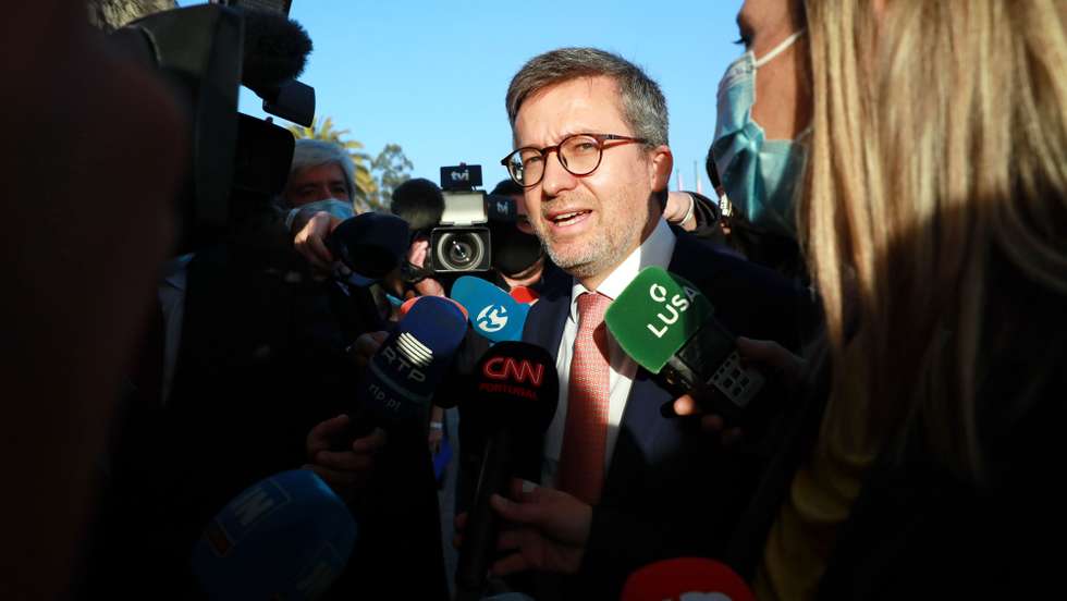 Carlos Moedas, presidente da Câmara de Lisboa, fala à comunicação social à chegada para o segundo dia do 39.º Congresso Nacional do Partido Social Democrata, no Europarque, em Santa Maria da Feira, 18 de dezembro de 2021. ESTELA SILVA/LUSA