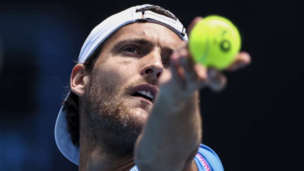 João Sousa, tenista português, em ação contra Jannik Sinner