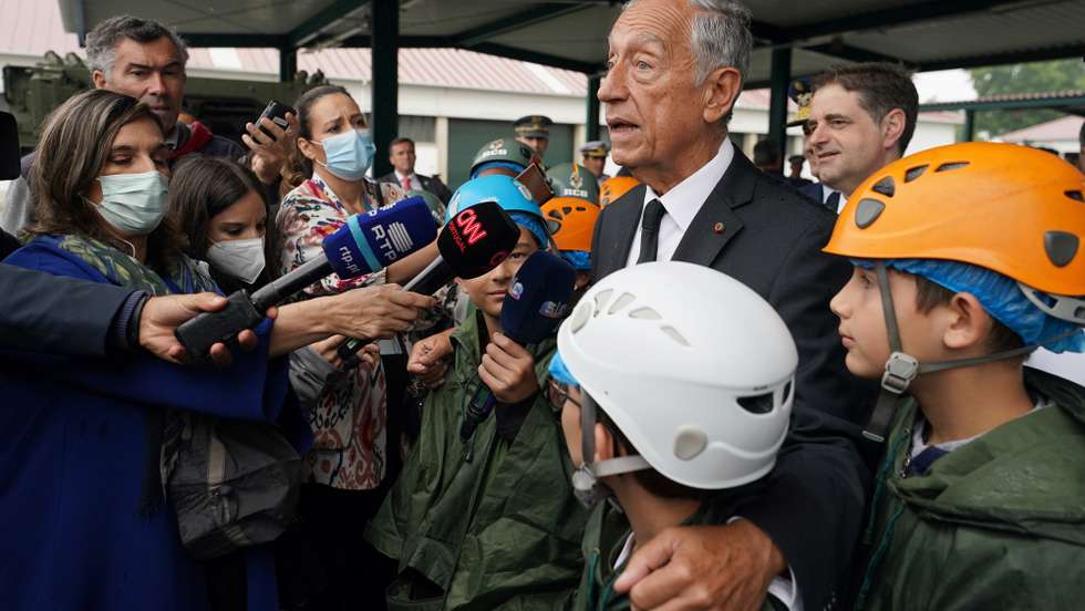 O Presidente da República, Marcelo Rebelo de Sousa (C), fala aos jornalistas durante a iniciativa das Forças Armadas “Alista-te por um dia, que contou com a participação de alunos do 1.º ciclo no Regimento de Cavalaria N.º 6, no âmbito nas comemorações oficiais do Dia de Portugal, de Camões e das Comunidades Portuguesas. HUGO DELGADO/LUSA