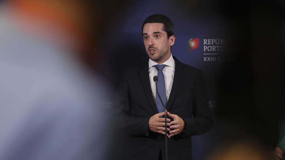 O secretário-geral Adjunto do Partido Socialista (PS), João Torres, fala aos jornalistas após um encontro com primeiro-ministro, António Costa (ausente na foto), no âmbito da preparação da reunião do Conselho Europeu de 23 e 24 de junho, que discute as candidaturas de adesão à União Europeia da Ucrânia, da República da Moldova e da Geórgia, no Palácio de S. Bento, em Lisboa, 17 de junho de 2022. MIGUEL A. LOPES/LUSA