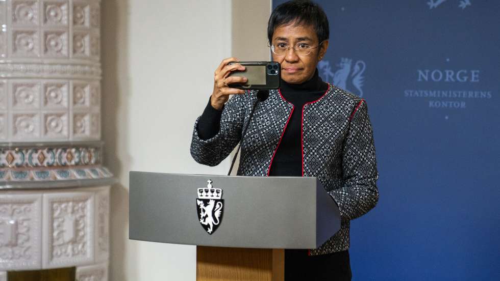 epa09635598 Nobel Peace Prize laureate Maria Ressa from the Philippines during press meeting in the Norwegian Prime Minister's residence, in Oslo, Norway, 11 December 2021.  EPA/HAKON MOSVOLD LARSEN  NORWAY OUT