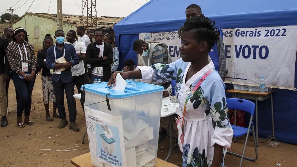 epa10136250 A voter casts her ballot in the general elections at a polling station in Luanda, Angola, 24 August 2022. Nearly 14.4 million Angolans are being called to vote in Angola's general elections, a process that the opposition considers lacking transparency, but that the government believes and considers exemplary.  EPA/PAULO NOVAIS