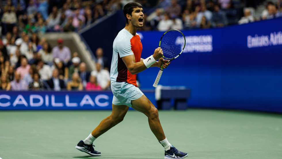 Carlos Alcaraz voltou a jogar mais de quatro horas como tinha acontecido nos quartos com Jannik Sinner para vencer Frances Tiafoe em cinco sets