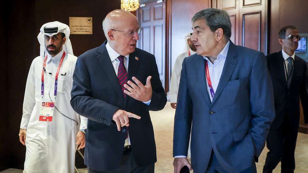 O presidente da Assembleia da República, Augusto Santos Silva (C), durante um encontro com o presidente da Federação Portuguesa de Futebol, Fernando Gomes (2D), no dia do jogo entre Portugal e o Uruguai, do grupo H do Mundial de Futebol, em Doha, no Qatar, 28 de novembro de 2022. JOSÉ SENA GOULÃO/LUSA