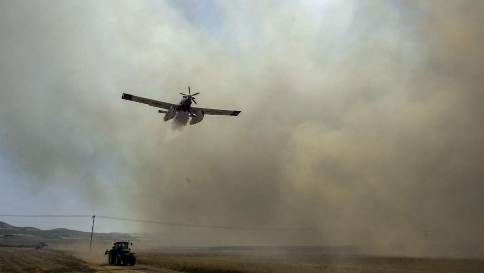 epaselect epa10771928 A firefighting aircraft  drops water during a fire in Velestino, Magnesia prefecture, Greece, 27 July 2023. Wildfires were rekindled in the greater Volos area, on Volos' coastal front, from the city itself to as far as Nea Anchialos, 18 km southeast of Volos, including the villages of Megali Velanidia, Marathos, and Kritharia. Another fire rekindling has also occurred at Seklo and Agios Georgios in Feres (east of Velestino, where the fire first started on 26 July), heading to Kastraki and Mikrothives, west of Volos.  EPA/IKONOMOU VASSILIS