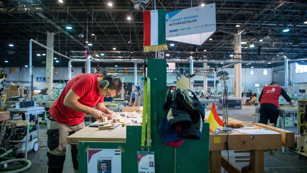 epa07048090 One of the contestants of the Carpenters' Competition in action during the EuroSkills, a biannual competition of the best young skilled professionals of Europe in Hungexpo Fair Center in Budapest, Hungary, 26 September 2018. Some 600 well-trained competitors from 28 countries will demonstrate their skills to 500 professionals and jury members during the three-day contest.  EPA/ZOLTAN BALOGH  HUNGARY OUT