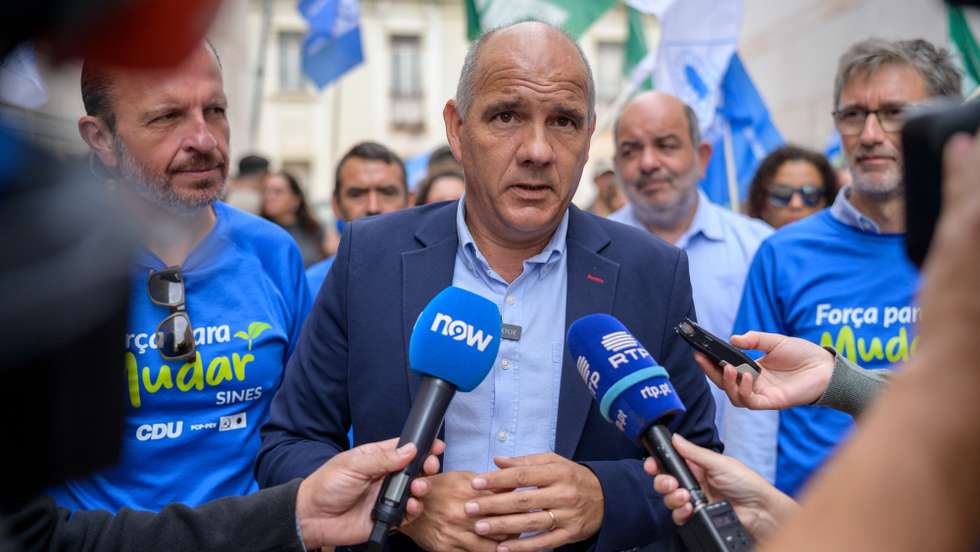 O Secretário Geral do PCP, Paulo Raimundo, durante uma arruada para apoiar o candidato da CDU à presidência da Câmara Municipal de Sines, Álvaro Beijinha (E), numa ação de campanha para as eleições autárquicas de dia 12 de outubro, em Sines, 04 de outubro de 2025. TIAGO CANHOTO /LUSA