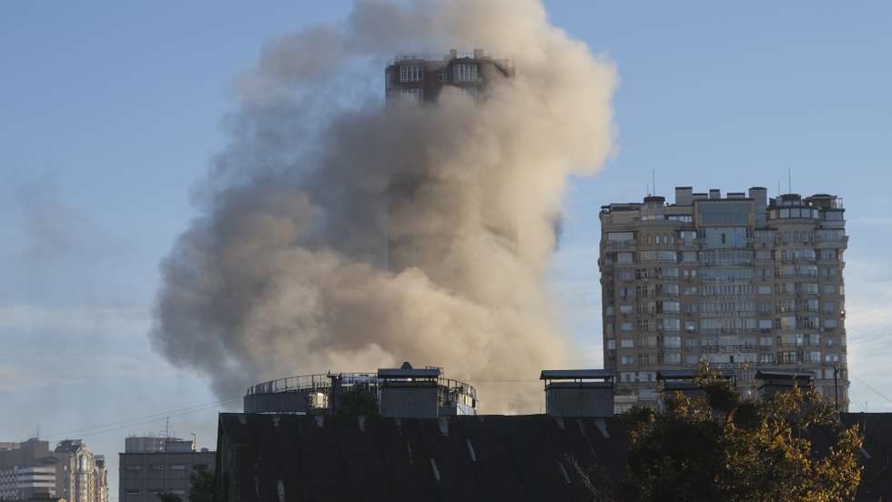 epa10248581 Smoke billows from a building hit by a drone attack in downtown Kyiv (Kiev), Ukraine, 17 October 2022, amid the Russian invasion. Several residential buildings were damaged as a result of attacks by 'kamikaze drones' targeting the Ukrainian capital, Kyiv Mayor Vitali Klitschko said on telegram. At least one person has died, he added. Russian troops on 24 February entered Ukrainian territory, starting a conflict that has provoked destruction and a humanitarian crisis.  EPA/VADYM SARAKHAN