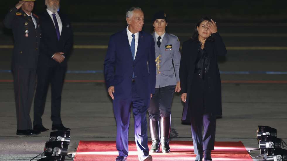 epa11719645 The president of Portugal Marcelo Rebelo de Sousa (L) arrives at Mariscal La Mar International Airport in Cuenca, Ecuador, 13 November 2024. Rebelo de Sousa will participate in the XXIX Ibero-American Summit taking place from 12 to 15 November.  EPA/Mariscal