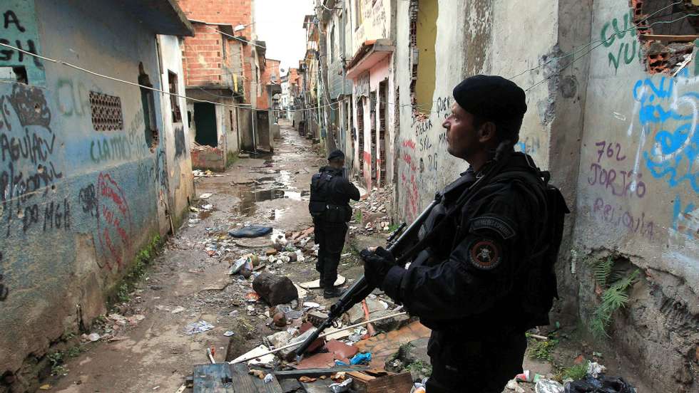 A polícia brasileira ocupa a favela de Manguinhos