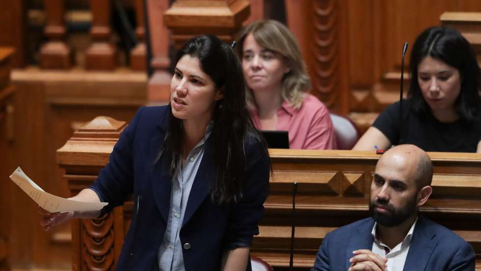 A deputada do Bloco de Esquerda (BE) Mariana Mortágua, intervém durante o debate parlamentar na Assembleia da República, em Lisboa, 16 de setembro de 2022. TIAGO PETINGA/LUSA