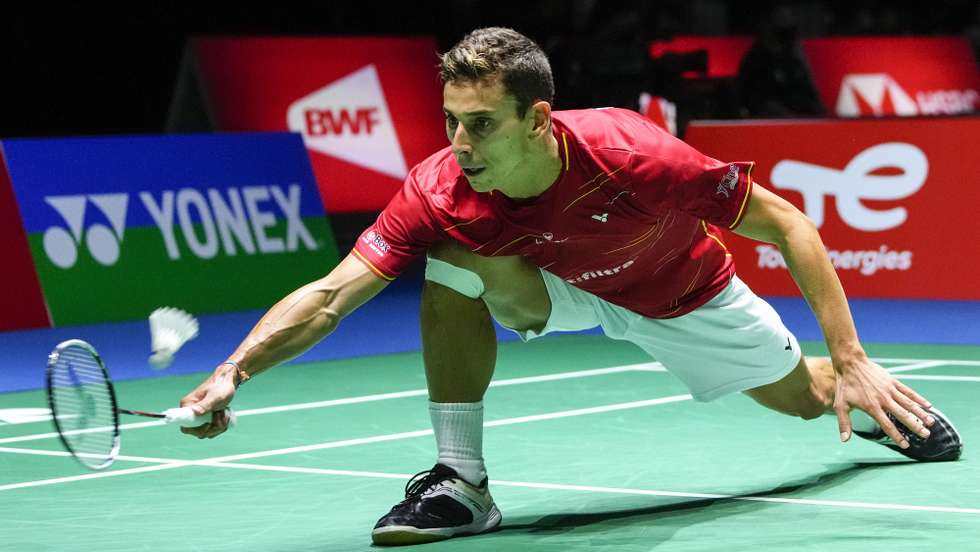 epa10135803 Bernardo Atilano of Portugal in action against Lee Zii Jia of Malyasia during the men's singles second round match of the BWF World Championships 2022 at the Tokyo Metropolitan Gymnasium in Tokyo, Japan, 24 August 2022.  EPA/KIMIMASA MAYAMA