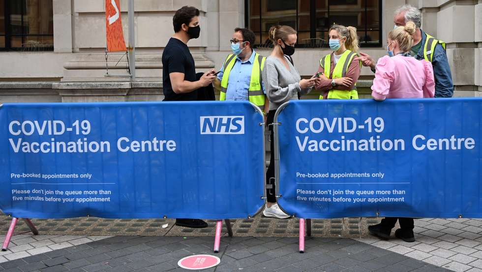 epa09288362 People enter a Covid-19 vaccination centre in London, Britain, 20 June 2021. The UK government is pushing on with its vaccination program in its fight against the Indian variant, that continues to spread across England. Over eighteen year olds are now being asked to get vaccinated against Covid-19.  EPA/ANDY RAIN