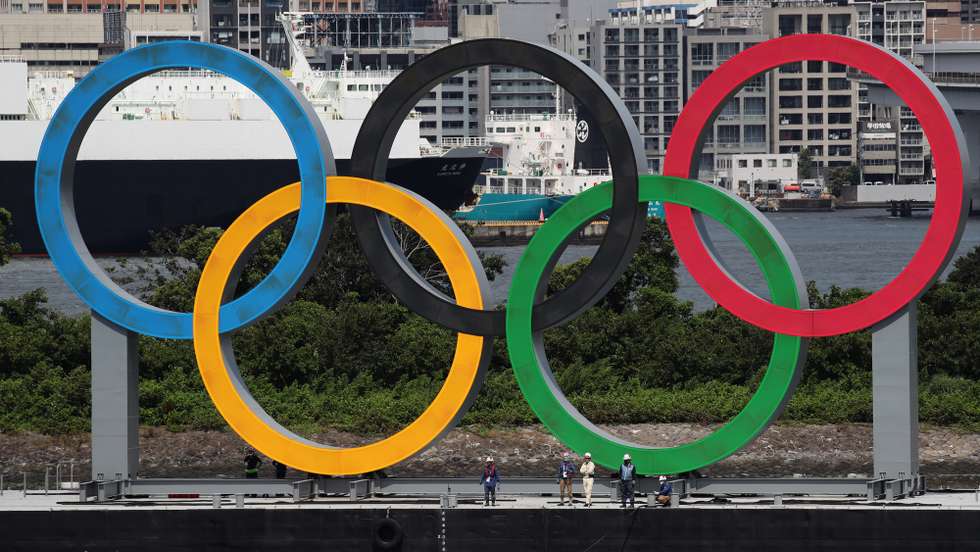 epa09409051 Workers prepare to remove giant Olympic rings from the waterfront area at Odaiba Marine Park after the Tokyo 2020 Olympic Games came to an end on 08 August; in Tokyo, Japan, 11 August 2021.  EPA/KIM KYUNG-HOON / POOL