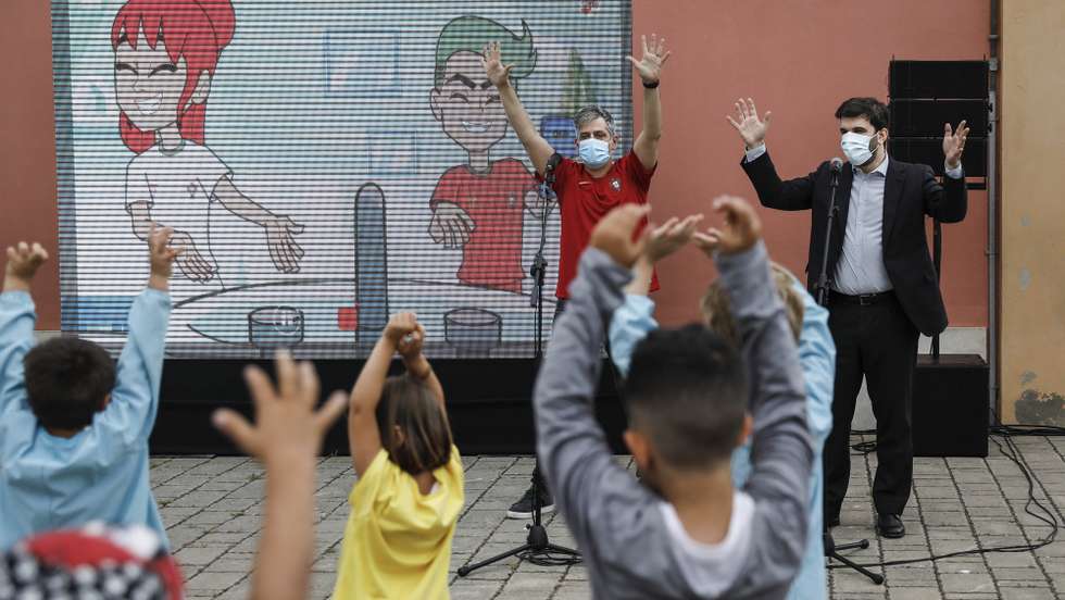 O ministro da Educação, Tiago Brandão Rodrigues (D), durante a visita à Escola Básica com Jardim de Infância José Cardoso Pires, no dia em que as crianças da educação pré-escolar retomam as atividades presencias, com novas regras, depois de encerradas durante mais de dois meses, devido à pandemia da covid-19, em Almada, 01 de junho de 2020. RODRIGO ANTUNES/LUSA