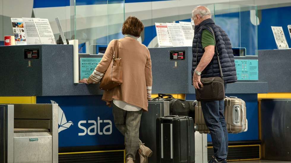 Passageiros fazem o 'check-in' no aeroporto de Ponta Delgada, no dia em que a companhia de aviação SATA Air Açores retoma gradualmente as ligações interilhas, em Ponta Delgada, ilha de São Miguel, Açores, 29 de maio de 2020, A operadora aérea reiniciará com uma operação reduzida, contando com a realização de um voo diário para todas as ilhas do Arquipélago, com exceção da ilha do Corvo, que terá ligações aéreas à segunda-feira, quarta-feira e sexta-feira, após terem sido suspensas devido à covid-19. EDUARDO COSTA/LUSA
