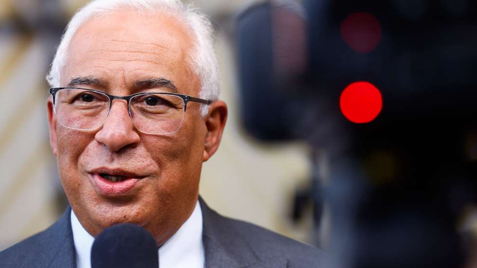 epa10254591 Portugal's Prime Minister Antonio Costa speaks to the press at the start of a two-day EU Council in Brussels, Belgium, 20 October 2022. The Council will gather on 20-21 October to discuss the ongoing conflict in Ukraine, the energy crisis, economic issues and external relations.  EPA/STEPHANIE LECOCQ