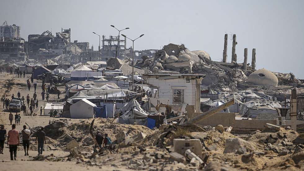 epa12249943 Internally displaced Palestinians walk along Rashid Road in western Jabalia, northern Gaza Strip, 20 July 2025. According to the Palestinian Ministry of Health in Gaza, at least 67 people were killed while trying to receive humanitarian aid in the Zikim area, northern Gaza.  EPA/MOHAMMED SABER
