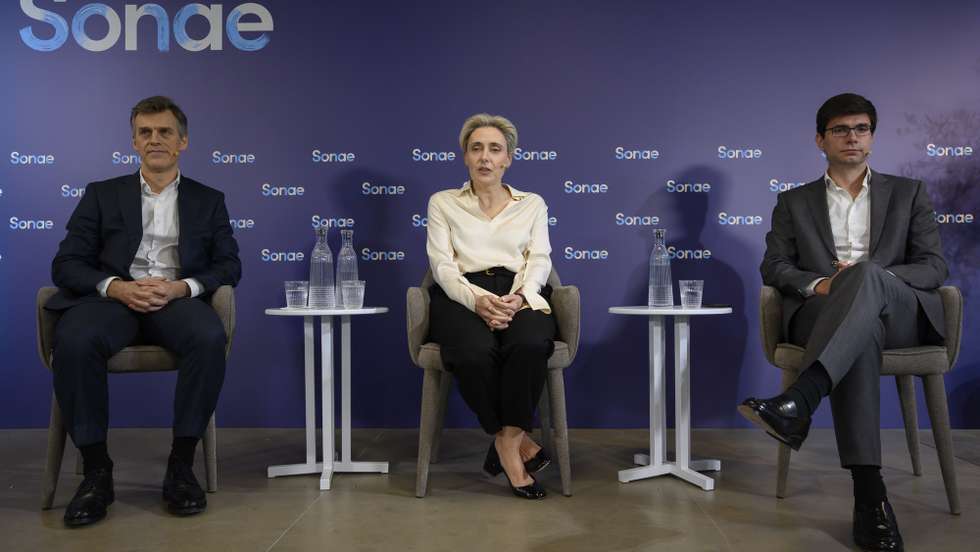 A presidente executiva (CEO) da Sonae, Cláudia Azevedo (C), ladeada pelo administrador Executivo, Eduardo Piedade (E), e pelo diretor Financeiro (CFO), João Dolores (D), na conferência de imprensa de apresentação dos resultados do 4.º trimestre de 2025 da Sonae, na Maia, 19 de março de 2026. A Sonae obteve um lucro de 247 milhões de euros em 2025, um aumento de 11% em relação ano anterior, impulsionado pelo crescimento dos negócios e reforço da eficiência operacional, comunicou hoje a empresa. RICARDO CASTELO/LUSA